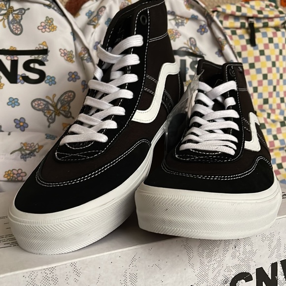 Vans WMNS Crockett High
Black/White
VN0A5JIGY28
Sneakers - Picture 8 of 16
